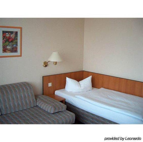 Hotel Kubrat An Der Spree Берлин Екстериор снимка