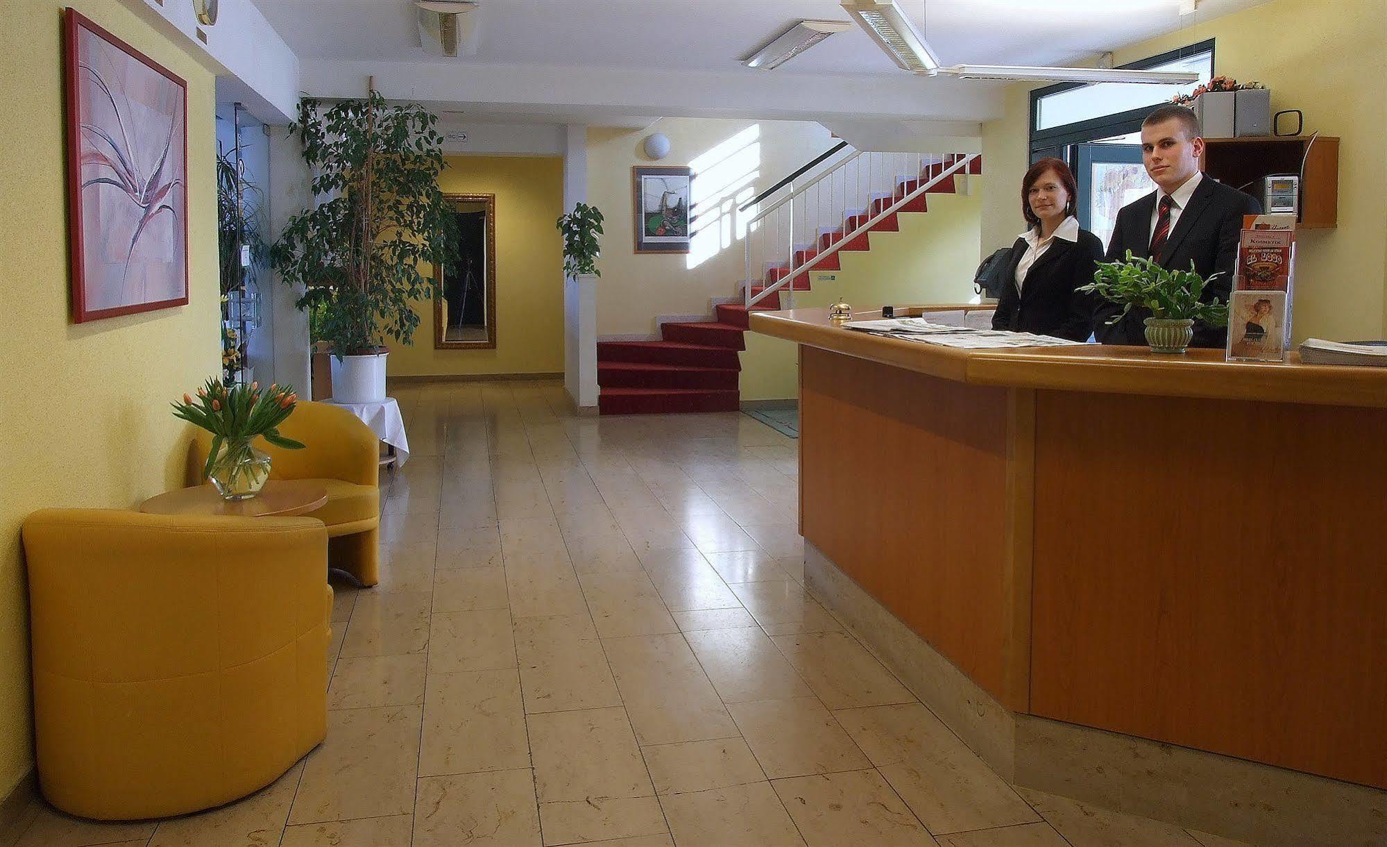 Hotel Kubrat An Der Spree Берлин Екстериор снимка