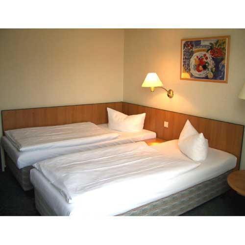 Hotel Kubrat An Der Spree Берлин Екстериор снимка